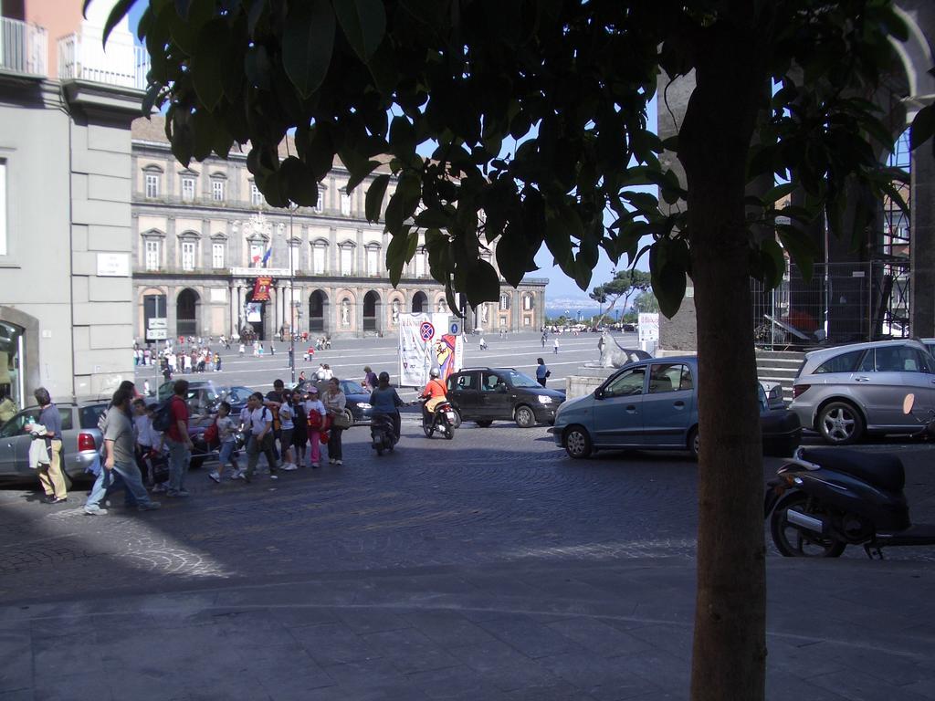Serra Casa Vacanza A Piazza Del Plebiscito Naples Exterior photo